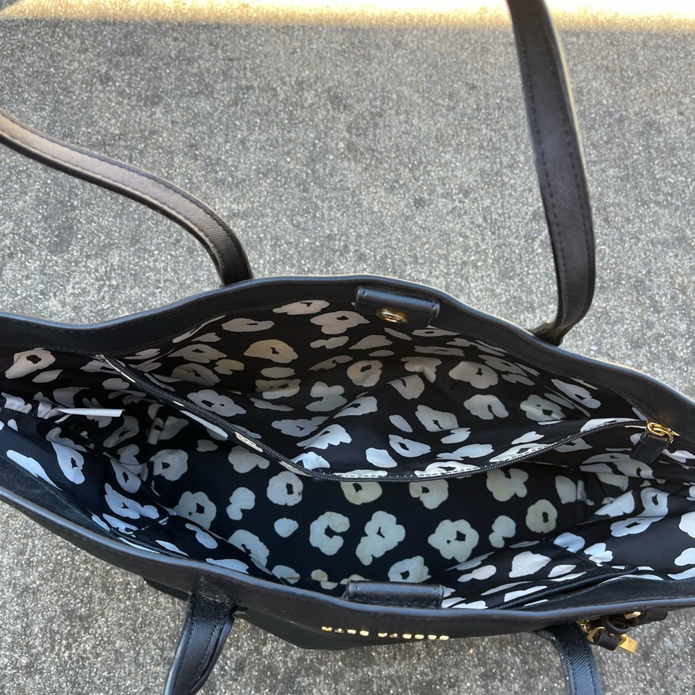 Marc Jacobs Saffiano Black Nylon Shoulder Bag with Gold Logo - Picture 3 of 12